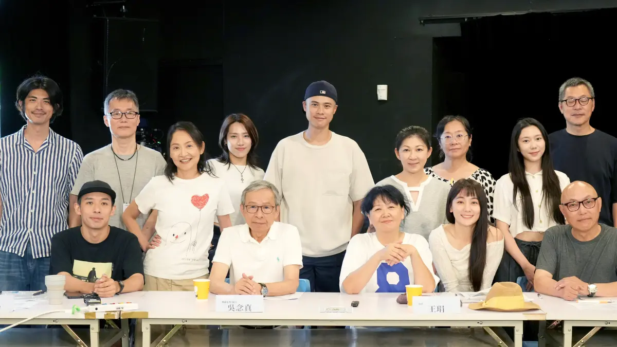 ▲ 《八月，在我家》用黑色幽默揭開難以癒合的家族傷口，台灣重量級劇場演員齊聚一堂。（圖／綠光劇團提供）