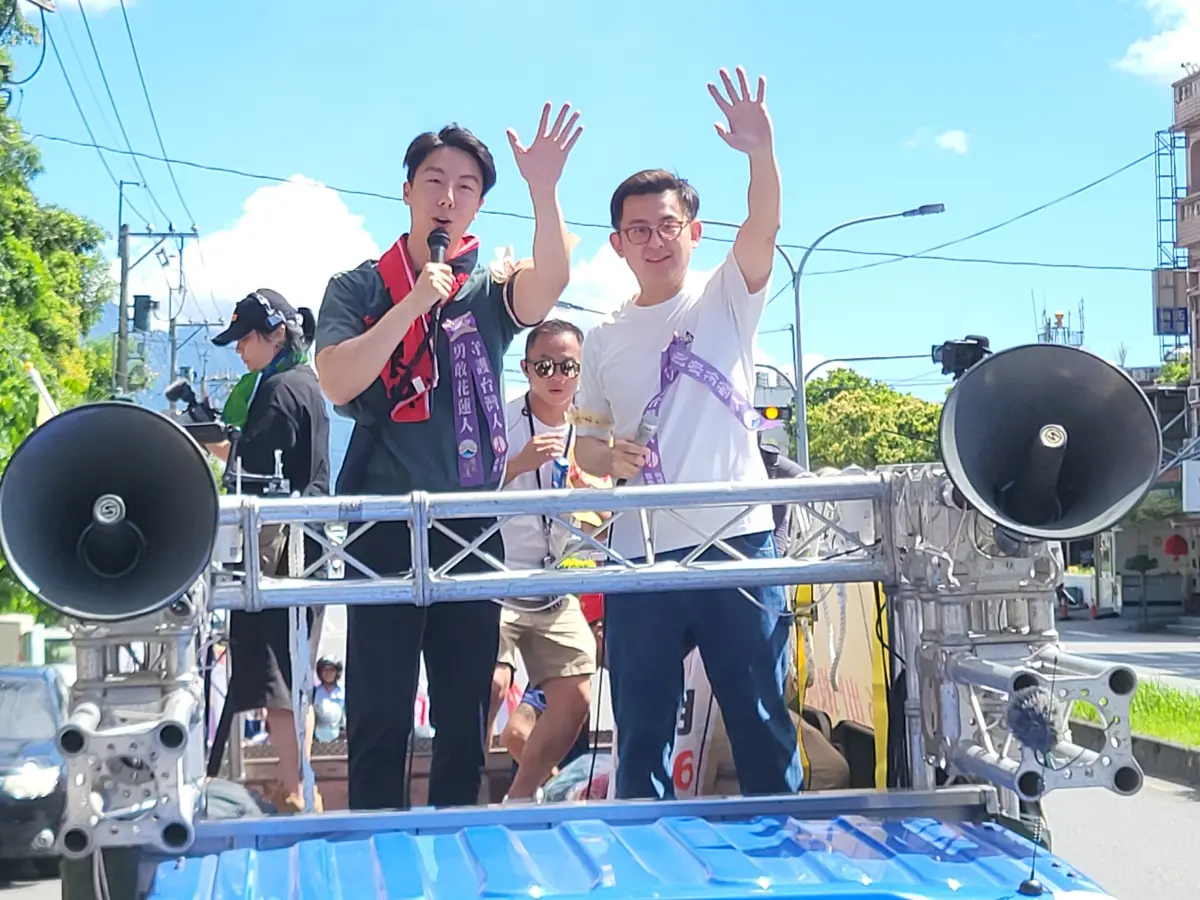 ▲卓冠廷、吳崢站在宣講車宣講，大曝花蓮秘辛。（圖／記者陳佩君攝，2025.07.05）
