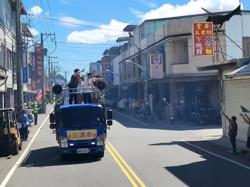 ▲卓冠廷、吳崢向支持者揮手。（圖／記者陳佩君攝，2025.07.05）