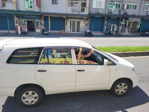 ▲民眾揮舞旗幟表達支持罷免。（圖／記者陳佩君攝，2025.07.05）