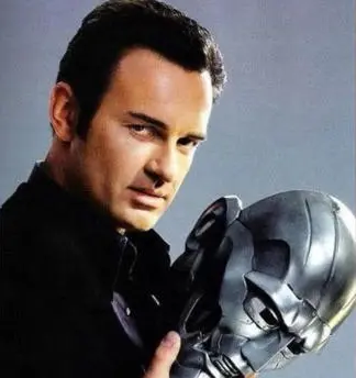 ▲朱利安麥可馬洪驚傳癌逝！曾演紅「末日博士」　三段婚姻引關注。（圖／翻攝自X）