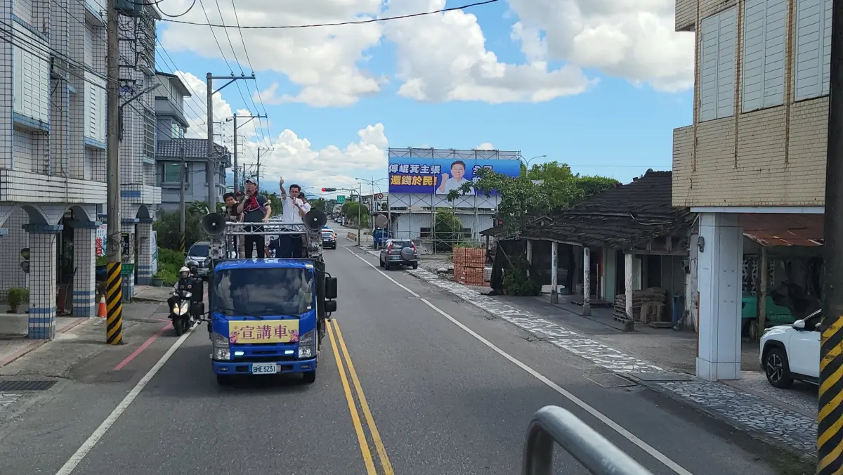 ▲卓冠廷、吳崢行經傅崐萁支持普發現金看板。（圖／記者陳佩君攝，2025.07.05）