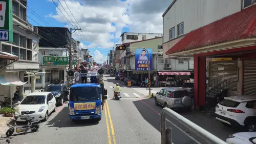 ▲卓冠廷、吳崢行經傅崐萁支持普發現金看板。（圖／記者陳佩君攝，2025.07.05）
