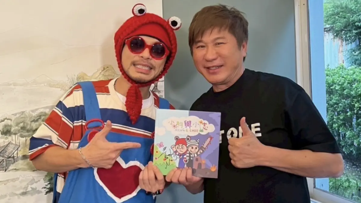 ▲綜藝天王胡瓜（右）YouTube節目《下面一位》邀請馬來西亞歌手黃明志（左）暢聊心路歷程，對方自爆曾被下通緝令、遭海關上銬，且還險賠上性命，種種經歷讓胡瓜瞠目結舌。（圖／下面一位提供）