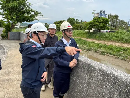 ▲陳其邁前往仁武區關心獅龍溪中灡橋至八涳橋段的清淤工程。(圖/高市府提供) ▲陳其邁前往仁武區關心獅龍溪中灡橋至八涳橋段的清淤工程。(圖/高市府提供)
