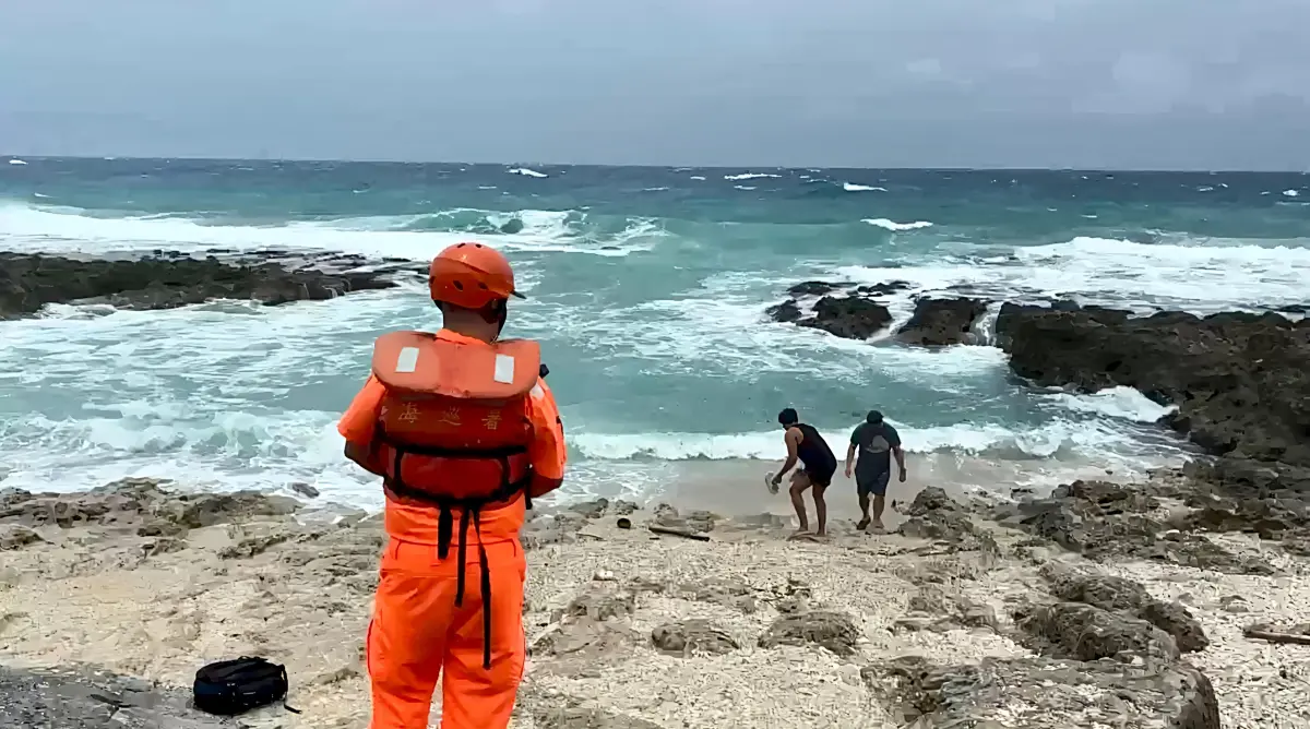 ▲丹娜絲颱風海警，海巡南部分署勸離26車共76人離開危險海域，違規者最高罰25萬。（圖／海巡署提供）