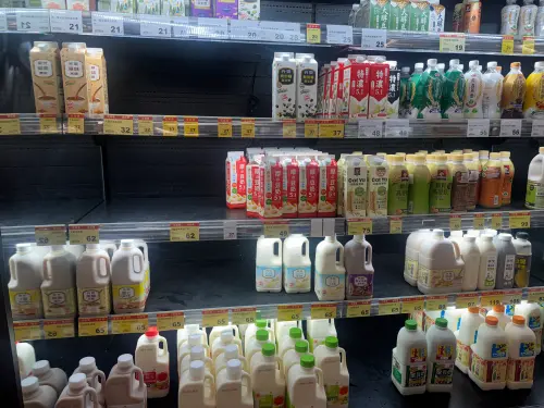 ▲北部受到颱風影響還不明顯，民眾不搶綠色蔬菜，反而豆漿、牛奶逐漸缺貨。（圖／記者鍾怡婷攝）