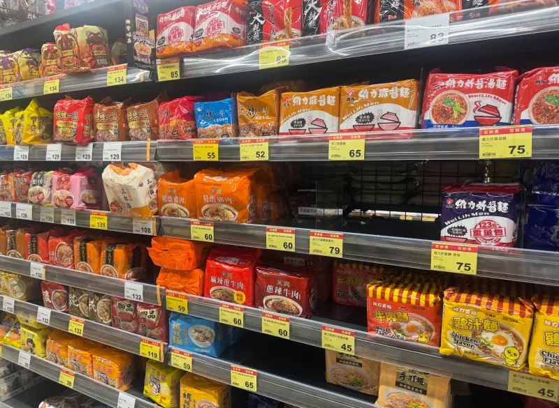 ▲丹娜絲颱風估深夜發布陸警，全聯、家樂福、愛買、大全聯防颱優惠整理，全聯。味味A 排骨雞風味乾麵買一送一（圖／記者鍾怡婷攝）