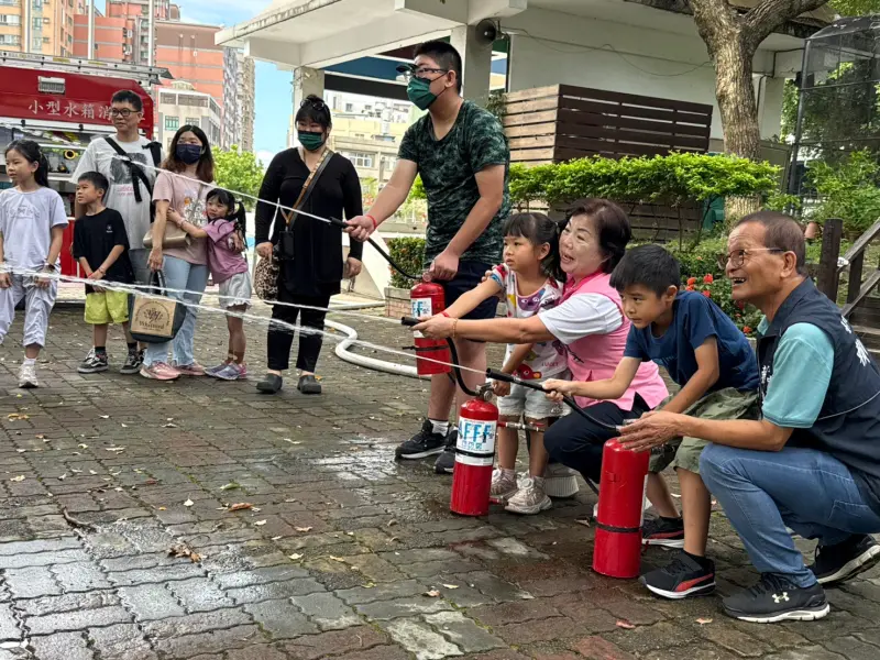 ▲小小消防員體驗射水滅火(圖／楊瓊瓔服務處提供2025.7.5)