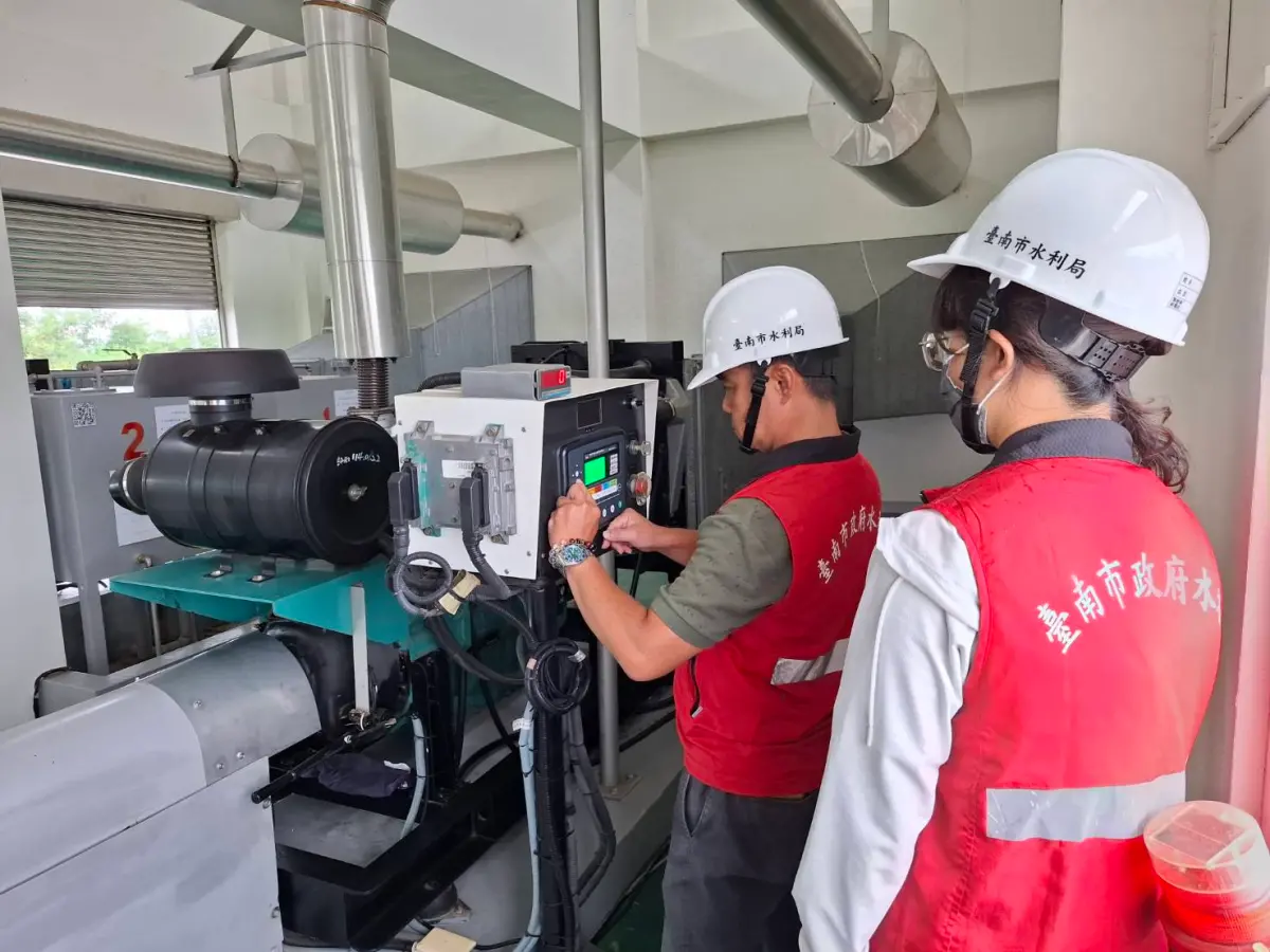 ▲防範輕度颱風丹娜絲，黃偉哲要求南市府成立三級應變開設，並要求市府各單位派遣人員進駐水情中心守視天氣狀況及處置災情。（圖／南市府提供）