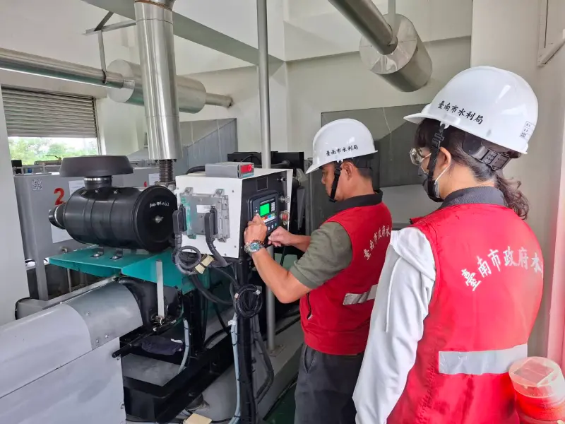 ▲防範輕度颱風丹娜絲，黃偉哲要求南市府成立三級應變開設，並要求市府各單位派遣人員進駐水情中心守視天氣狀況及處置災情。（圖／南市府提供）