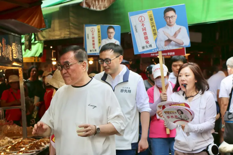 ▲李四川陪李彥秀與廖先翔到市場掃街。（圖／李彥秀提供）