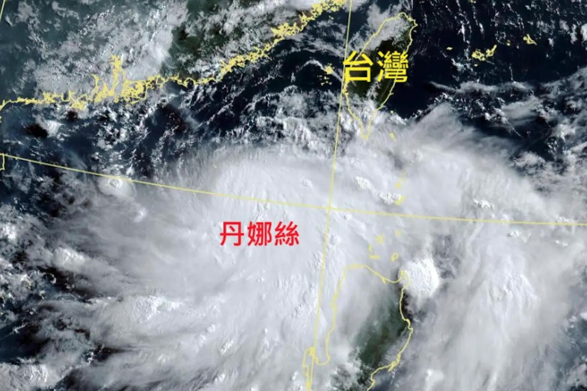 ▲丹娜絲颱風逐步逼近，中央氣象署今（5）日上午8時30分發布海上颱風警報，預估深夜將進一步發布陸上警報。（圖／取自鄭明典臉書）