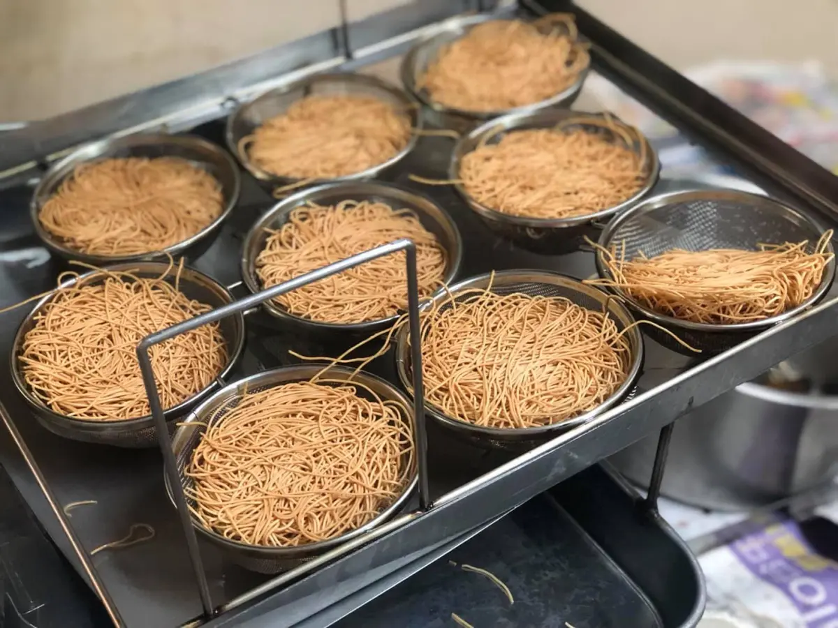 ▲颱風天泡麵選擇，不少人提到雞絲麵，網友一面倒都推薦「黑雞牌雞絲麵」。而雞絲麵的發明者，則大多指向是彰化的清記冰果室。（圖／翻攝清記冰果室臉書）