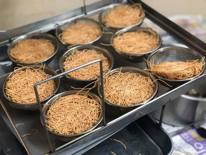 ▲颱風天泡麵選擇，不少人提到雞絲麵，網友一面倒都推薦「黑雞牌雞絲麵」。而雞絲麵的發明者，則大多指向是彰化的清記冰果室。（圖／翻攝清記冰果室臉書）