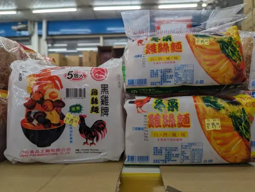 ▲網友詢問雞絲麵要買你一品牌，多數人都推薦左邊的「黑雞牌」。（圖／翻攝「泡麵公社 泡麵俱樂部」臉書社團）