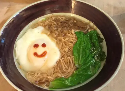 ▲雞絲麵的誕生，據說是在1946年由彰化縣員林市的清記冰果室創辦人戴謝月鳳女士所發明。（圖／翻攝清記冰果室臉書）