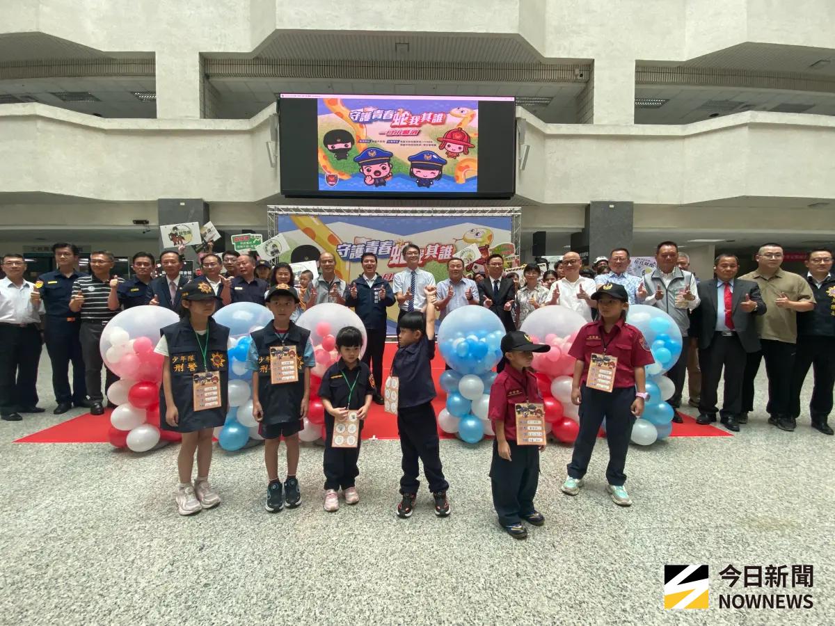 ▲高市警局今（5）日在市府四維行政中心中庭舉辦青春專案「小小警消」職人體驗活動，今年共有140名5至12歲的兒童參與。（圖／記者郭凱杰攝,2025.07.05）