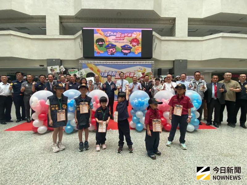 ▲高市警局今（5）日在市府四維行政中心中庭舉辦青春專案「小小警消」職人體驗活動，今年共有140名5至12歲的兒童參與。（圖／記者郭凱杰攝,2025.07.05）