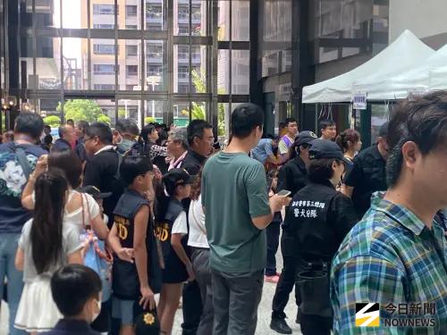 ▲今天舉辦青春專案「小小警消」職人體驗活動，吸引了不少家長帶孩子們前來體驗。（圖／記者郭凱杰攝,2025.07.05）