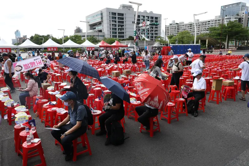 黃呂錦茹還在關！國民黨市府前反罷免造勢　人數遠不如426反綠共