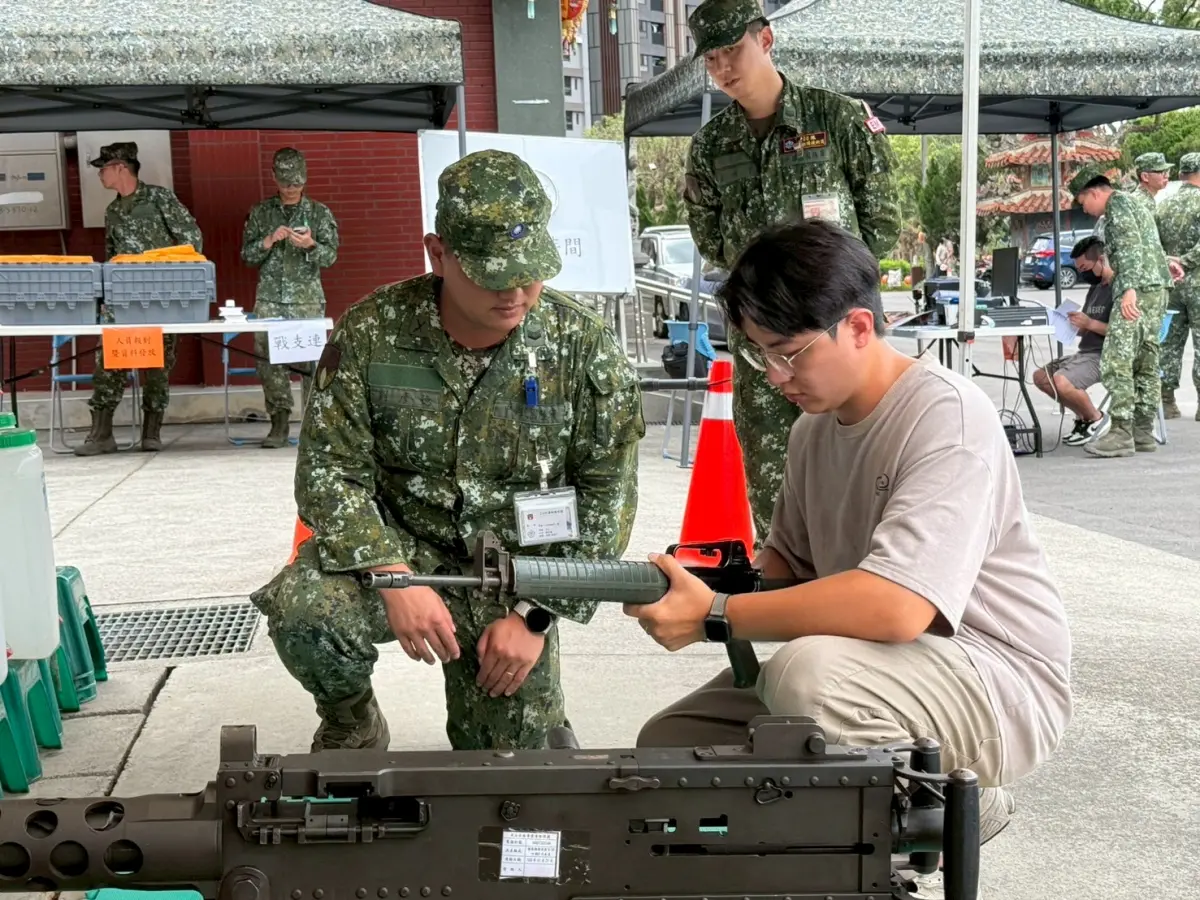 ▲陸軍步兵206旅約有300人召員在桃園市龜山區樂善寺進行報到。(圖／讀者提供)