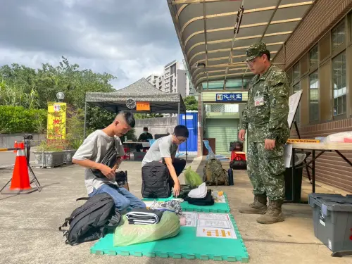 ▲陸軍步兵206旅約有300人召員在桃園市龜山區樂善寺進行報到。(圖／讀者提供)