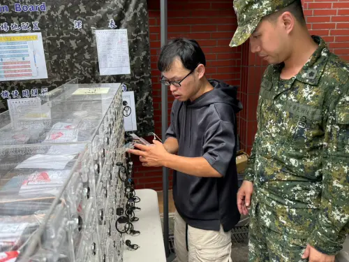 ▲陸軍步兵206旅約有300人召員在桃園市龜山區樂善寺報到後，手機統一保管。(圖／讀者提供)