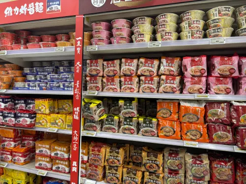 ▲泡麵,花雕雞麵,台九,維力炸醬麵,紅酒燉牛肉麵,,花雕東坡肉面,花雕酸菜牛肉麵,家樂福,賣場（圖／記者徐銘穗攝）