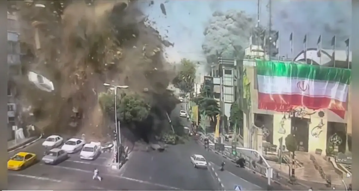 ▲伊朗與以色列的「12天戰爭」雖已結束，伊朗媒體昨（4）日曝光一則最新影片，畫面中可以看見6月15日時，兩枚以色列飛彈擊中了德黑蘭市區一座建築物和繁忙的路口，把正在停等紅燈的多輛汽車炸飛。（圖／翻攝自Ｘ影片截圖）