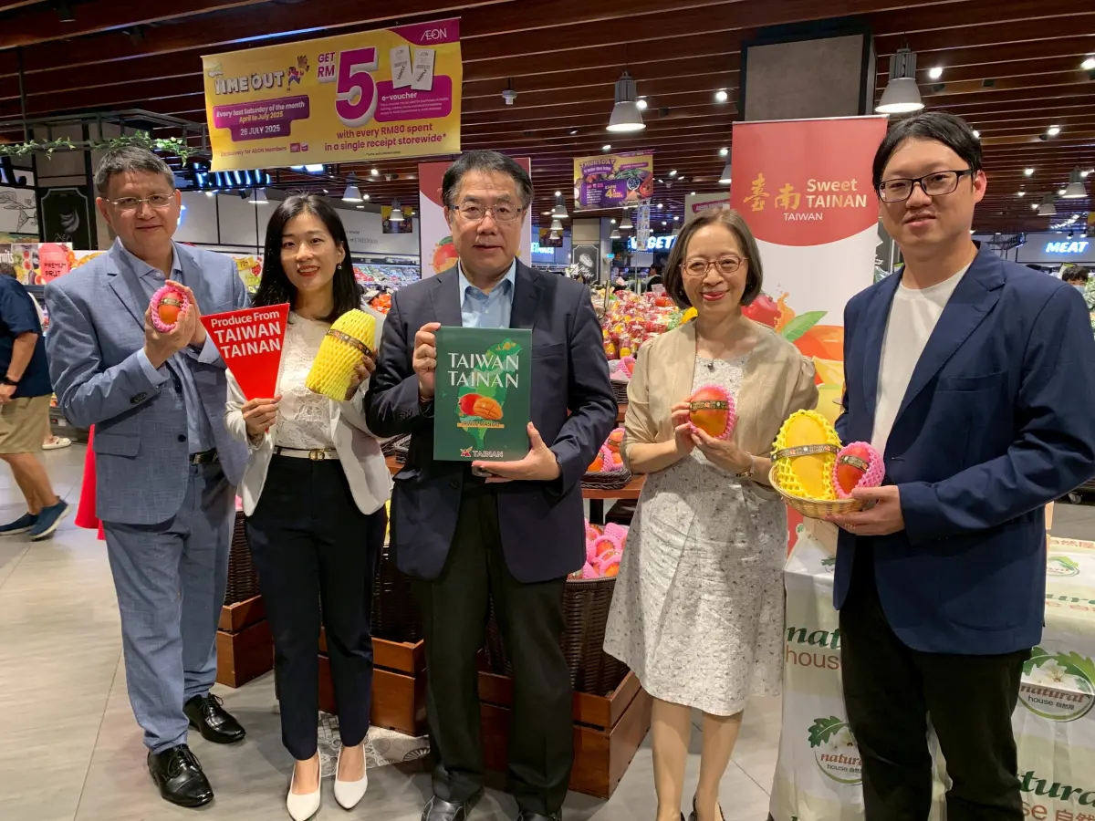 ▲駐馬來西亞大使葉非比特地到記者會現場大力支持此次活動外，吉隆坡臺灣貿易中心經理張書凱等也都到場與市長黃偉哲共同行銷台南芒果。(圖／南市府提供)