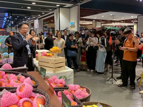 ▲在丹娜絲颱風逐漸逼近下,黃偉哲的瘋芒行程也緊急調整為快閃行動,迅速返台,親自掌握防災應變狀況,確保市政運作及市民安全不受影響。(圖/南市府提供) ▲在丹娜絲颱風逐漸逼近下,黃偉哲的瘋芒行程也緊急調整為快閃行動,迅速返台,親自掌握防災應變狀況,確保市政運作及市民安全不受影響。(圖/南市府提供)