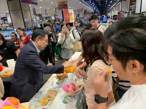 ▲台南連二年與馬來西亞大型連鎖超市合作上架台南芒果,活動現場人潮洶湧,黃偉哲也親自下場再次化身最佳推銷員。(圖/南市府提供) ▲台南連二年與馬來西亞大型連鎖超市合作上架台南芒果,活動現場人潮洶湧,黃偉哲也親自下場再次化身最佳推銷員。(圖/南市府提供)