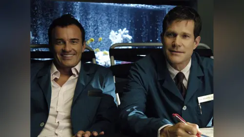 ▲《整形春秋》狄倫華許(右)哀傷曾經密切合作的朱利安麥可馬洪癌症(左)去世。(圖/摘自IMDb) ▲《整形春秋》狄倫華許(右)哀傷曾經密切合作的朱利安麥可馬洪癌症(左)去世。(圖/摘自IMDb)