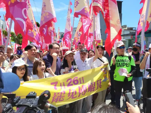 ▲民進黨偕同反共護台志工聯盟發起「護國大繞境」行動，第一站來到花蓮，劍指傅崐萁。（圖／記者陳佩君攝，2025.07.04）