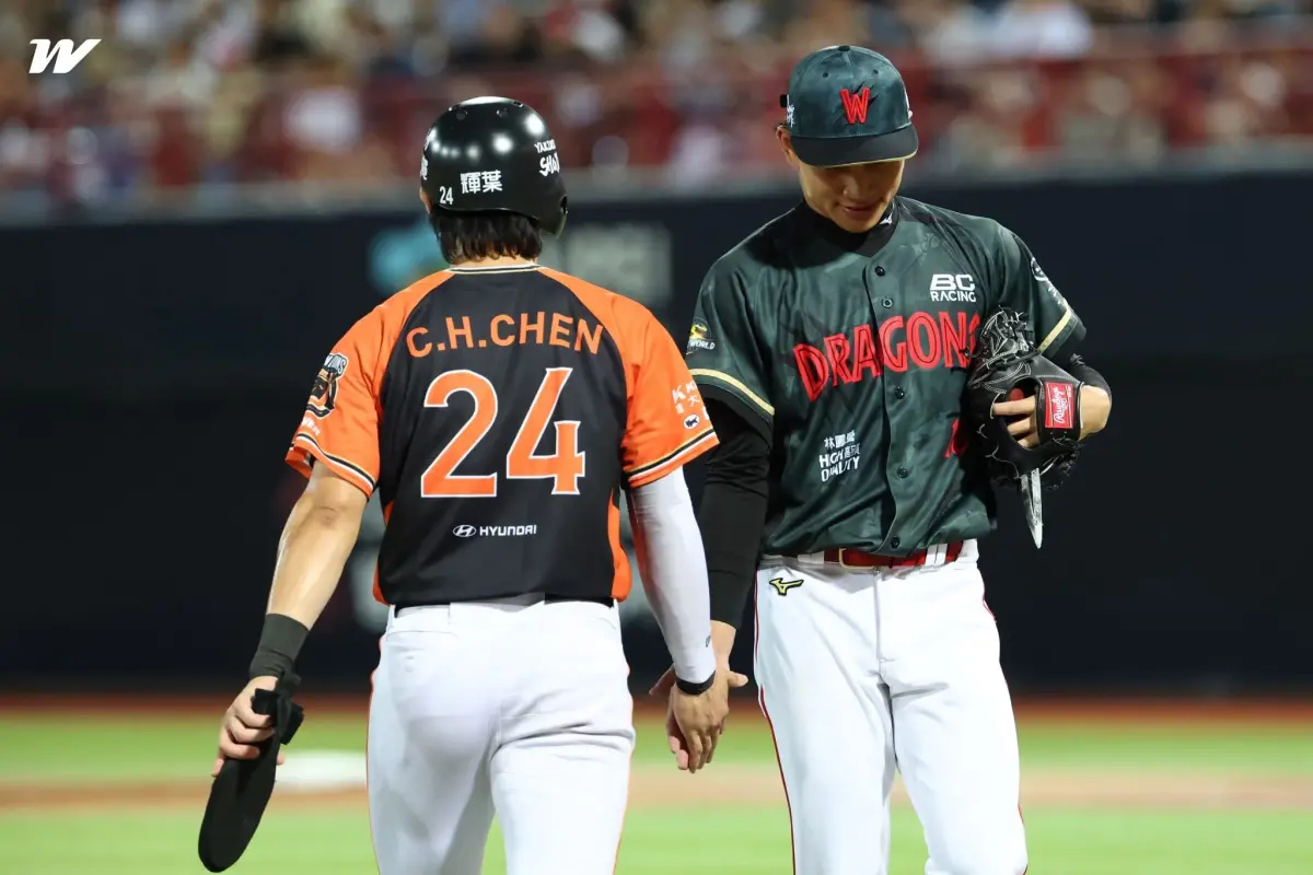 ▲統一獅陳傑憲（左）、味全龍徐若熙（右），2人在昨日擦肩時，眼神對到，就不自覺擊掌。（圖／味全龍提供）