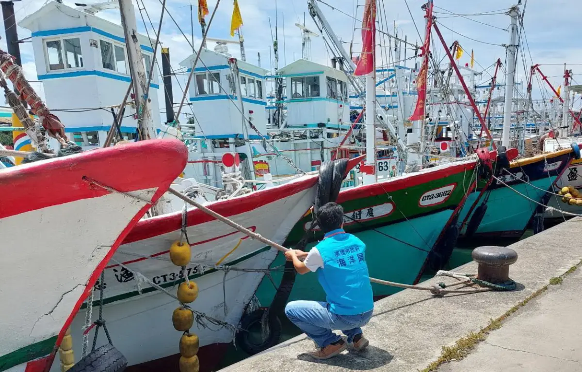▲高雄市政府海洋局防範丹娜絲颱風帶來豪大雨，到高雄前鎮漁港等港口瞭解漁船繫纜是否固定。籲請漁民加強防範。(圖／高雄市政府海洋局提供)