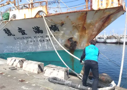 ▲高雄市政府海洋局防範丹娜絲颱風帶來豪大雨,到高雄前鎮漁港等港口瞭解漁船繫纜是否固定。籲請漁民加強防範。(圖/高雄市政府海洋局提供) ▲高雄市政府海洋局防範丹娜絲颱風帶來豪大雨,到高雄前鎮漁港等港口瞭解漁船繫纜是否固定。籲請漁民加強防範。(圖/高雄市政府海洋局提供)