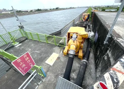 ▲高雄市政府海洋局防範丹娜絲颱風帶來豪大雨,到高雄地區永安等養殖區瞭解水閘門整備的情形,並籲請漁民加強防颱。(圖/高雄市政府海洋局提供) ▲高雄市政府海洋局防範丹娜絲颱風帶來豪大雨,到高雄地區永安等養殖區瞭解水閘門整備的情形,並籲請漁民加強防颱。(圖/高雄市政府海洋局提供)