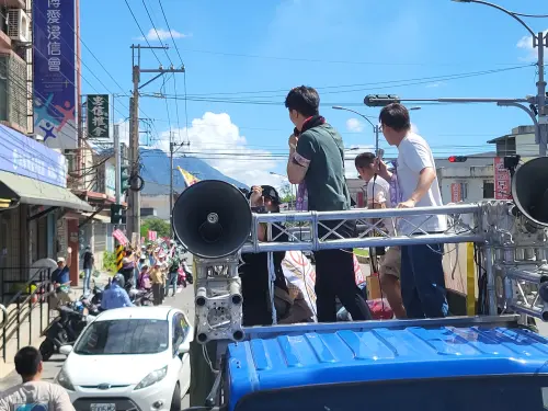 ▲民進黨車掃時，遇到熱情聲援民眾。（圖／記者陳佩君攝，2025.07.05）