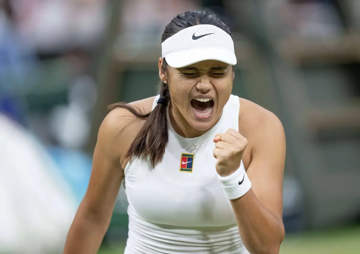 ▲英國「網球甜心」Emma Raducanu雖在本屆溫網提前止步，但場上表現再次證明她憑藉實力重返中央球場，展現屬於頂尖舞台的競爭力。（圖／路透／達志影像）	