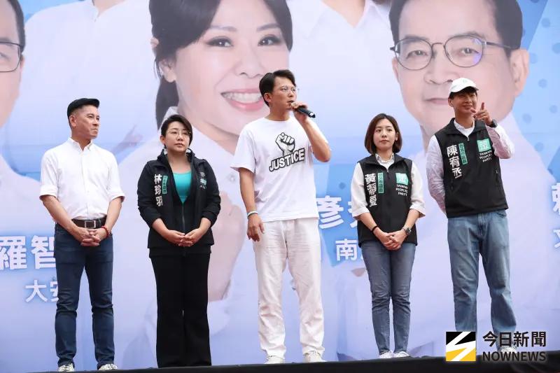 ▲藍營在北市府前廣場舉行「反惡罷！7/26出門投票」活動，民眾黨主席黃國昌率民眾黨北市議員助講，現則傳出藍營分析黃國昌可能轉向改選台北市長。（圖／記者陳明安攝，2025.07.05）