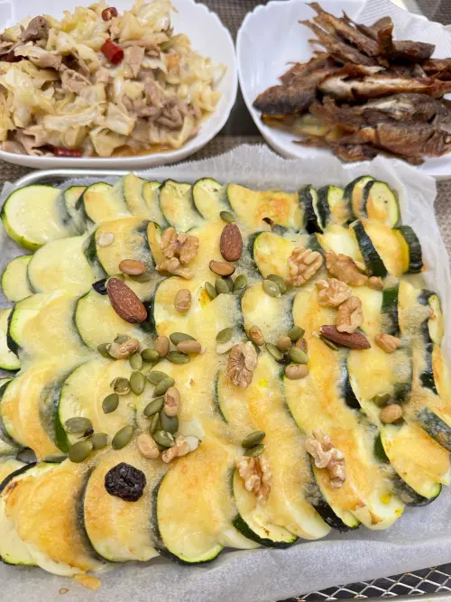 ▲網友分享「起司千層櫛瓜蛋」做法,一上桌就大獲好評,小孩也超愛吃。(圖/家樂福Carrefour商品網友真心話臉書) ▲網友分享「起司千層櫛瓜蛋」做法,一上桌就大獲好評,小孩也超愛吃。(圖/家樂福Carrefour商品網友真心話臉書)