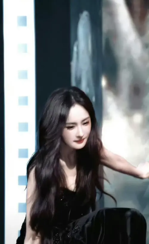 ▲網友稱讚楊冪（如圖）從容應對，摔出神圖還登上熱搜榜。（圖／小紅書）