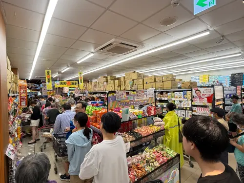 ▲高雄市區全聯購物中心已經有爆滿排隊人潮，等著結帳。圖為苓雅林森店。（圖／記者葉盛耀攝）