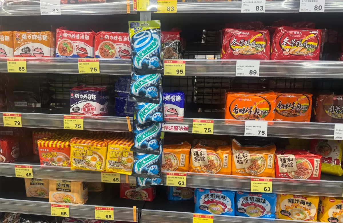 ▲丹娜絲颱風即將逼近台灣，民眾開始搶囤防災物資，《NOWNEWS》記者走訪賣場發現，「統一肉燥麵」、「維力泡麵」是最受到民眾青睞的選擇。（圖／記者鍾怡婷攝）