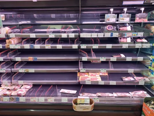 ▲肉品海鮮區也所剩無幾。（圖／記者葉盛耀攝）