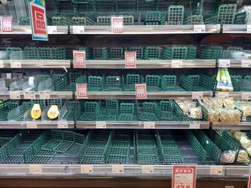 ▲蔬菜幾乎全被搶光。（圖／記者葉盛耀攝）