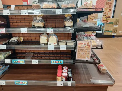 ▲吐司麵包區僅剩零星幾條土司。（圖／記者葉盛耀攝）