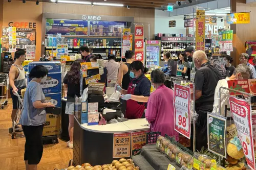 ▲「全聯苓雅林森店」大概一次開了4個結帳櫃檯，以應付龐大人潮。（圖／記者葉盛耀攝）